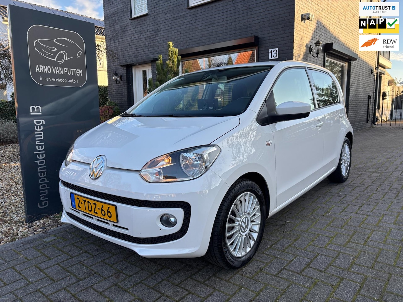 Volkswagen Up! - 1.0 high up! / apple carplay / Airco - AutoWereld.nl