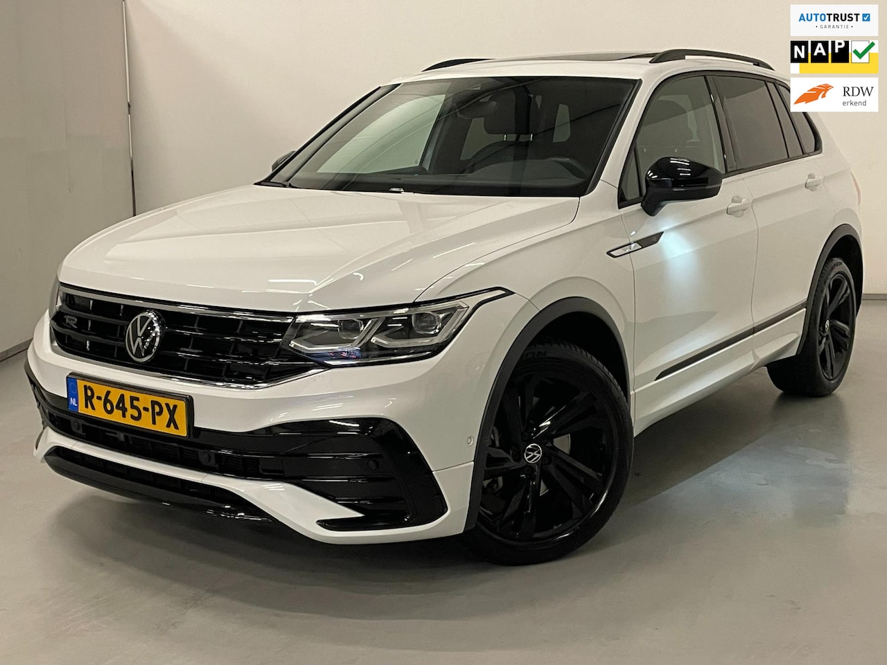 Volkswagen Tiguan - 2.0 TSI 4Motion / R-Line / Pano / CarPlay - AutoWereld.nl