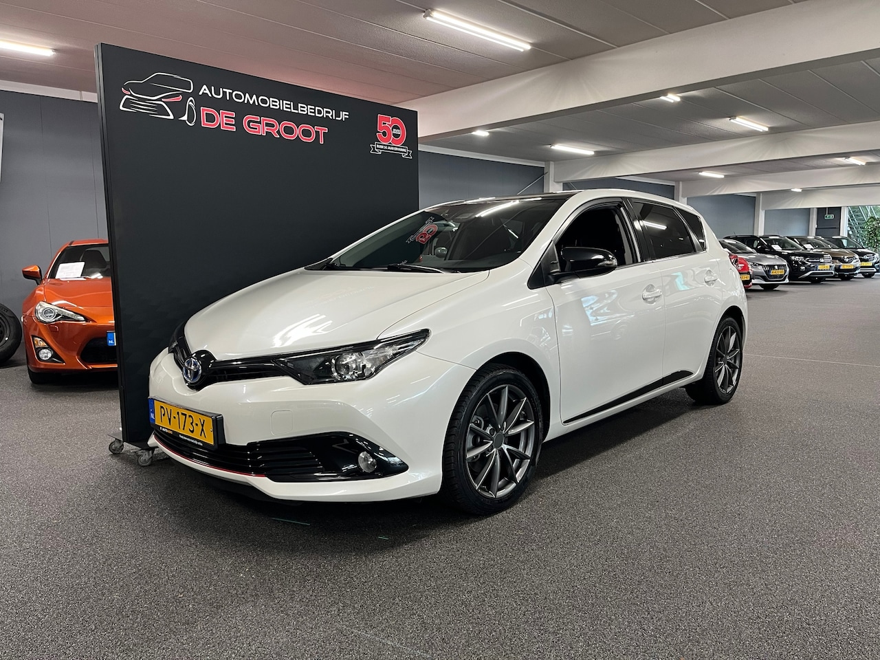 Toyota Auris - 1.8 Hybrid Black Edition NL-auto / camera - AutoWereld.nl