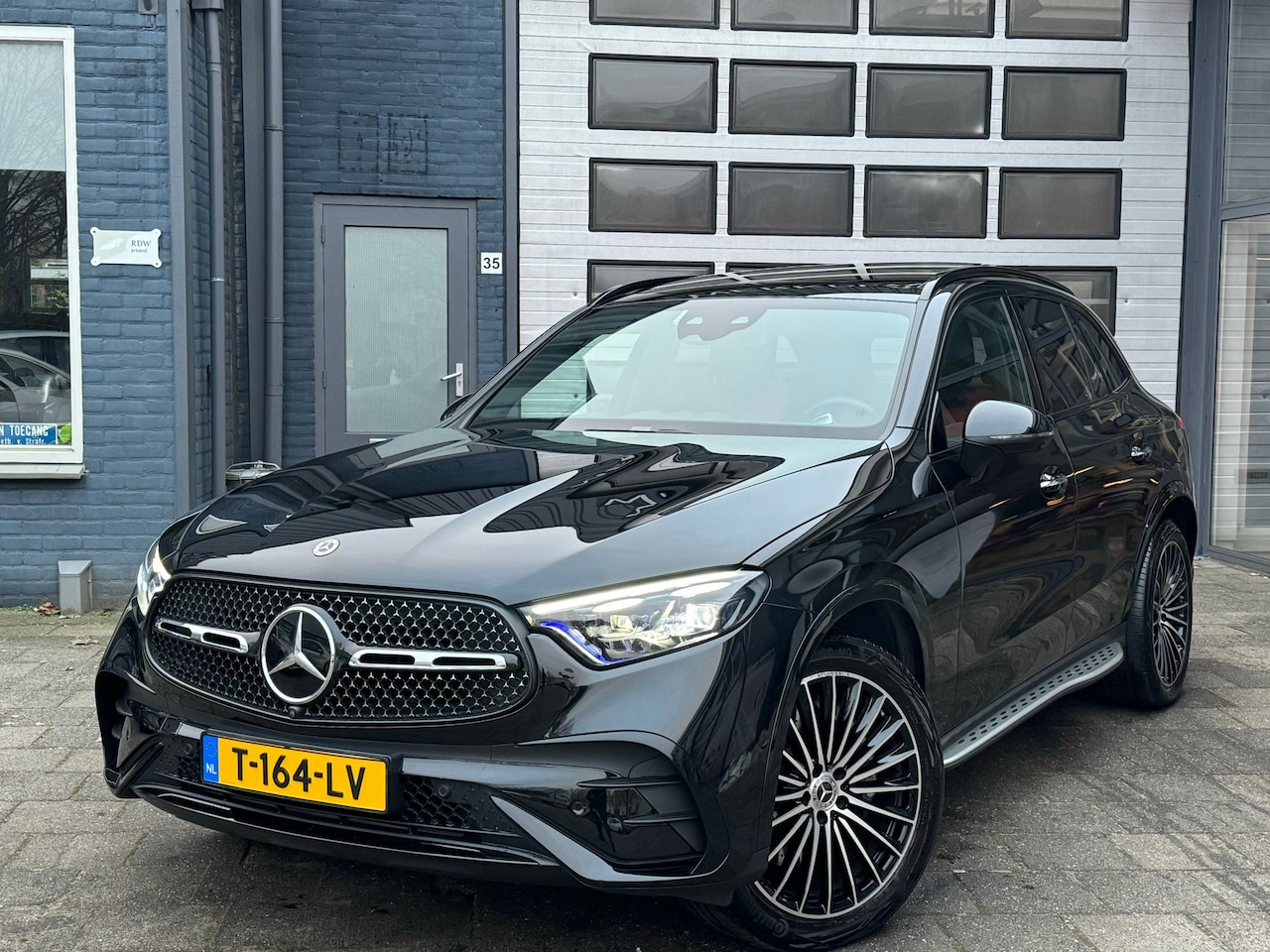 Mercedes-Benz GLC-klasse - 300e 4MATIC AMG Line | Pano | Sfeer | Full-Option - AutoWereld.nl