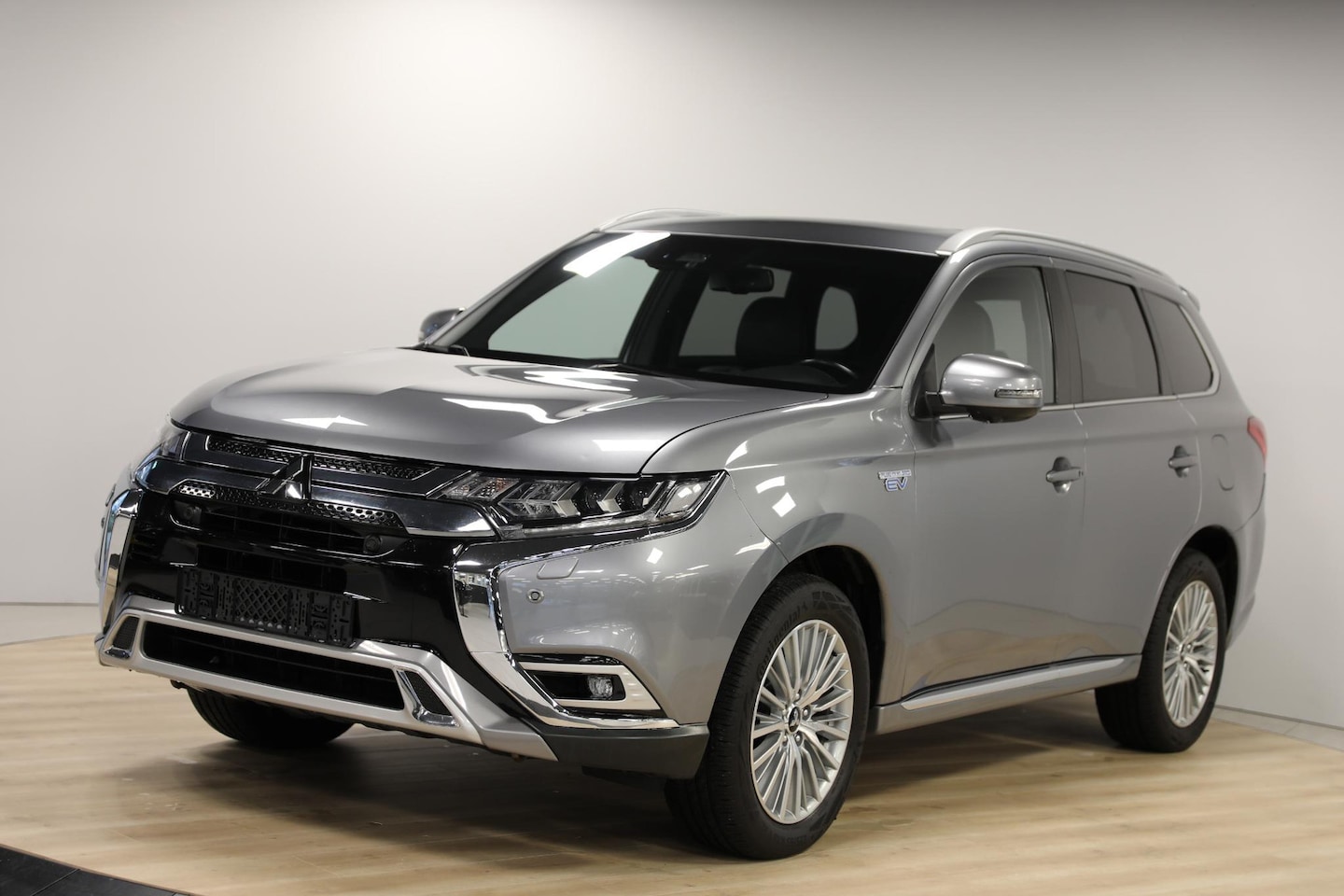 Mitsubishi Outlander - 2.4 PHEV Instyle | Schuif- opendak | Trekhaak | Leer - AutoWereld.nl