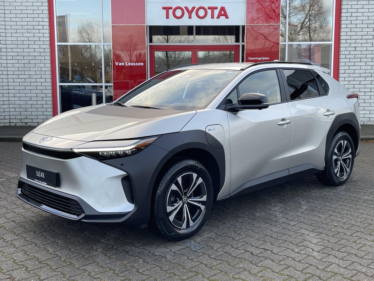 Toyota bZ4X - DYNAMIC 71 kWh NIEUW & DIRECT LEVERBAAR!!! STOEL/STUUR/VOORRUITVERW 360° CAMERA BLIND-SPOT - AutoWereld.nl