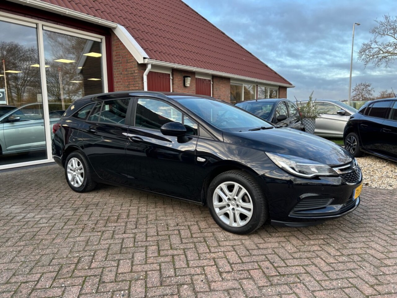 Opel Astra - 1.0 ONLINE EDITION STATIONWAGEN AIRCO/TREKHAAK/CRUISE/ENZ. - AutoWereld.nl