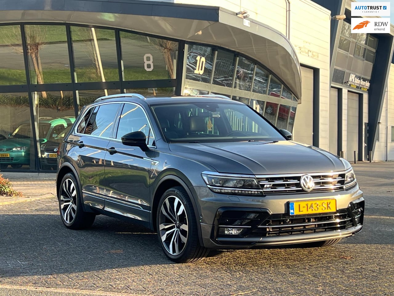 Volkswagen Tiguan - 2.0 TSI 4Motion 3xR Line PANO LED NAV CARPLAY BOM VOLL!! - AutoWereld.nl