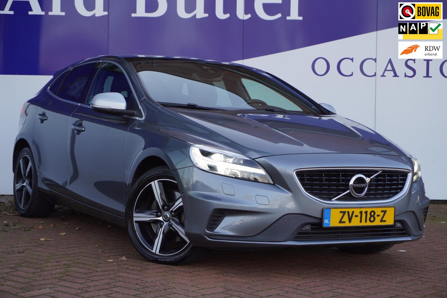 Volvo V40 - 1.5 T3 Polar+ Sport-R+Pano-dak+Xenon+Navigatie+Leder+mm+harman-kardon+camera = SUPER AANBI - AutoWereld.nl