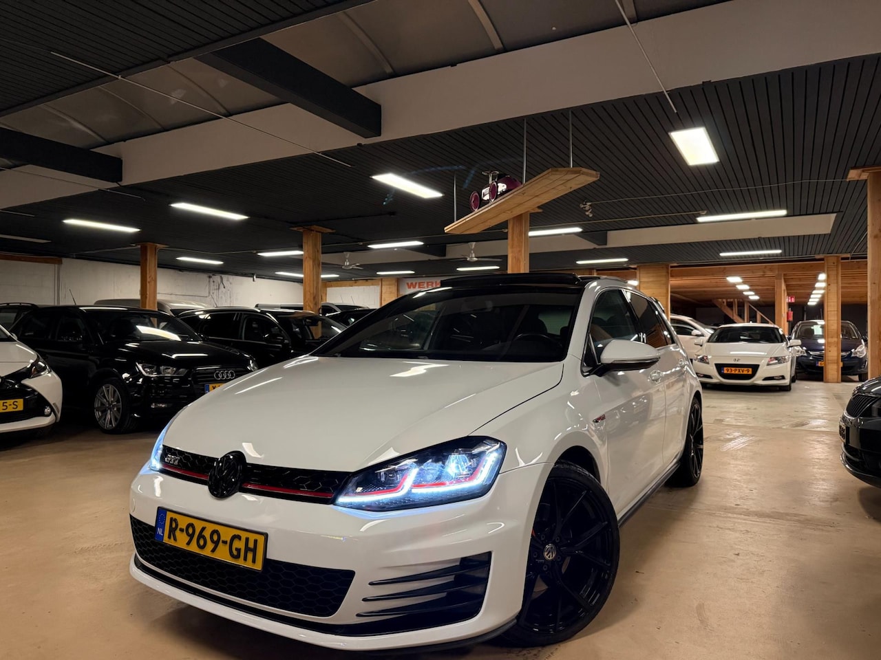 Volkswagen Golf - 2.0 GTI Pano Klppnsystm Airco Cruise Control - AutoWereld.nl