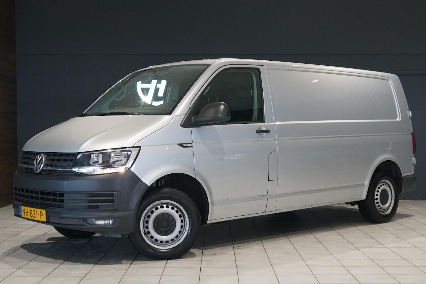 Volkswagen Transporter - 2.0 TDI L2H1 Highline + NAVIGATIE / TREKHAAK - AutoWereld.nl