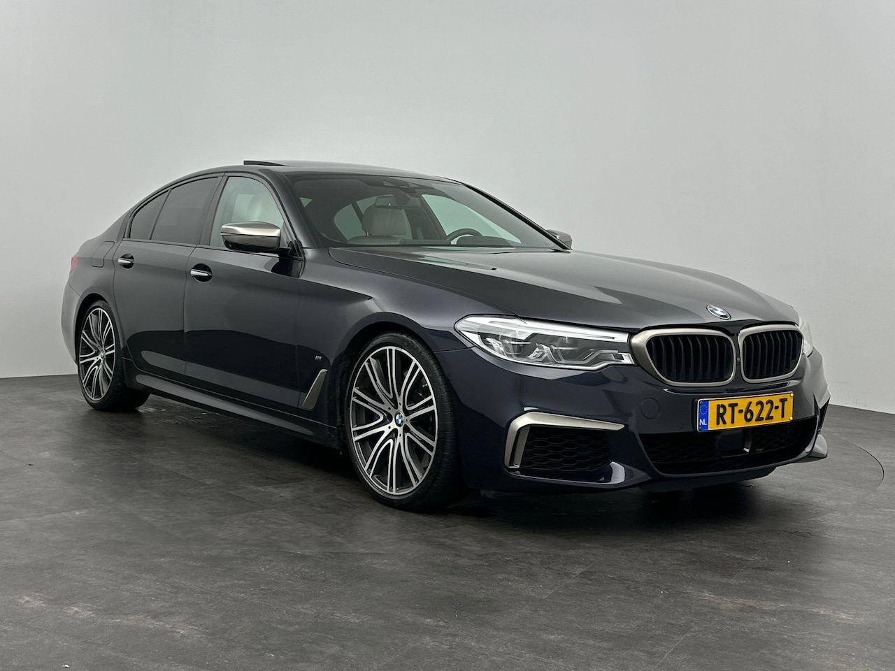 BMW 5-serie - M550i xDrive High Executive ACC B&W Dakraam - AutoWereld.nl