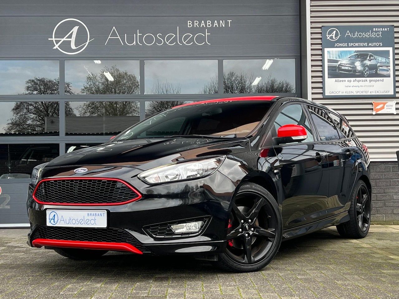 Ford Focus Wagon - 1.5 Black Edition Airco Cruise PDC - AutoWereld.nl