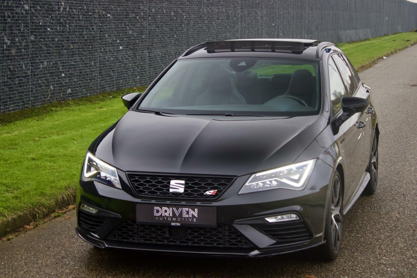 Seat Leon ST - CUPRA 300 4DRIVE | Pano - Beats - Kuipstoelen - AutoWereld.nl