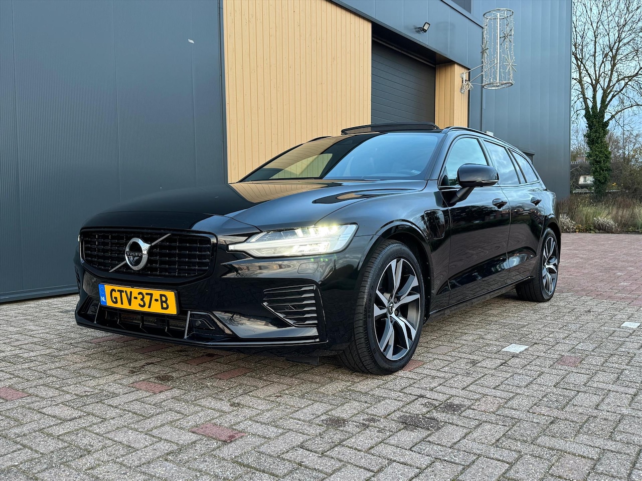 Volvo V60 - T6 Twin Engine 340pk AWD Geartronic R-Design | Pano | HUD | Harman Kardon | - AutoWereld.nl