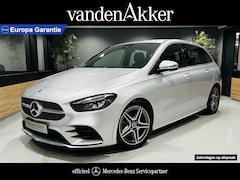 Mercedes-Benz B-klasse - 180 AMG // Trekhaak // Camera // Elek. Achterklep // Carplay // LED Koplampen // Navigatie