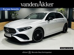 Mercedes-Benz A-klasse - A180 AMG // Multibeam LED // Sfeerverlichting // Adaptief Onderstel // 19" Velgen // Night