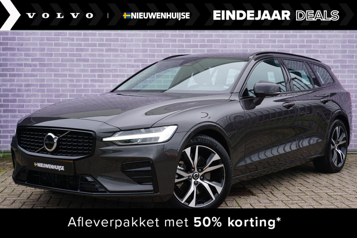 Volvo V60 - 2.0 B4 Plus Dark | 18" licht metalen velgen | bestuurders stoel met memory stand. parkeers - AutoWereld.nl