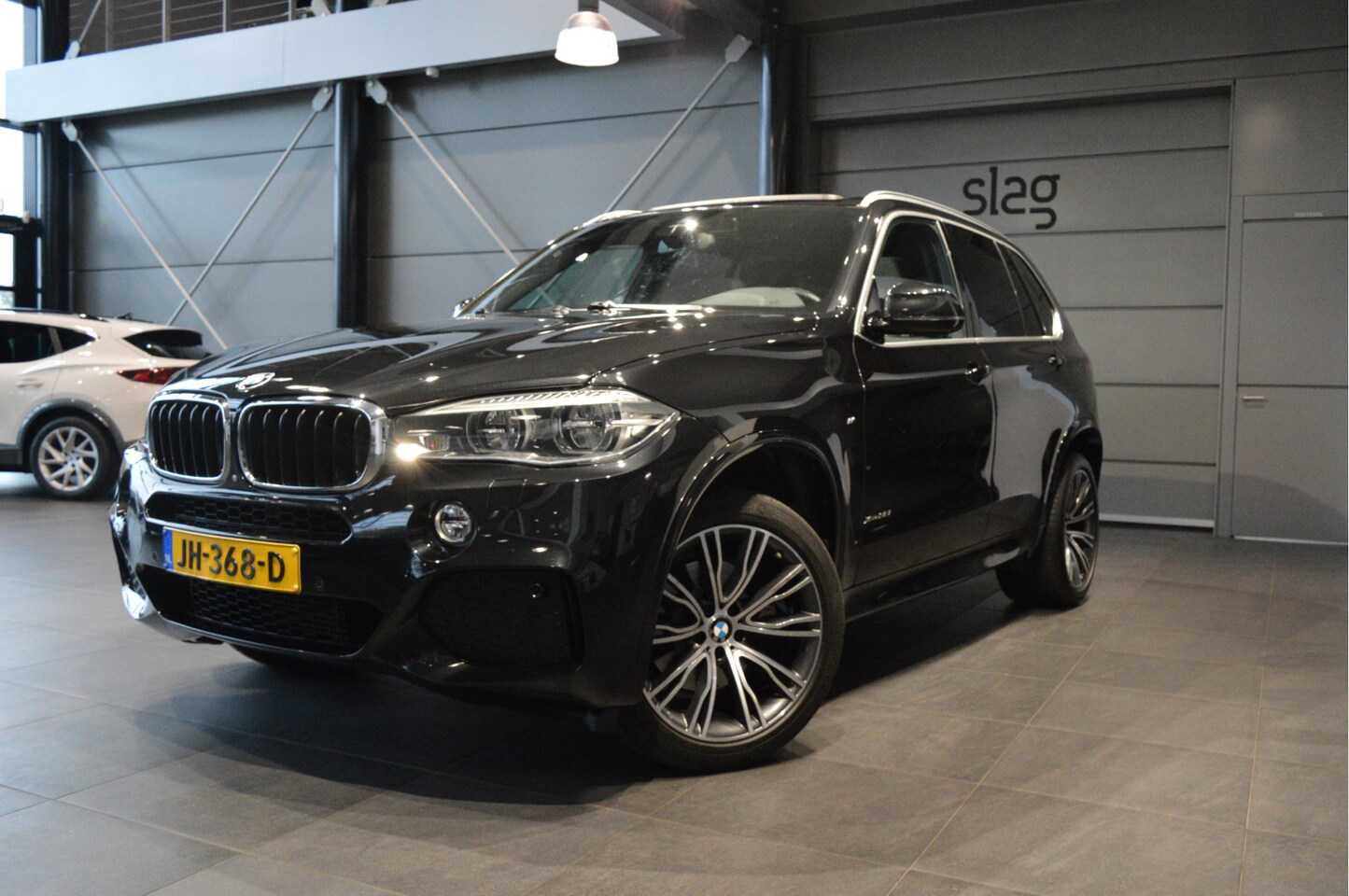 BMW X5 - xDrive35i M-PAKKET navi pano camera leer 20 inch !! - AutoWereld.nl