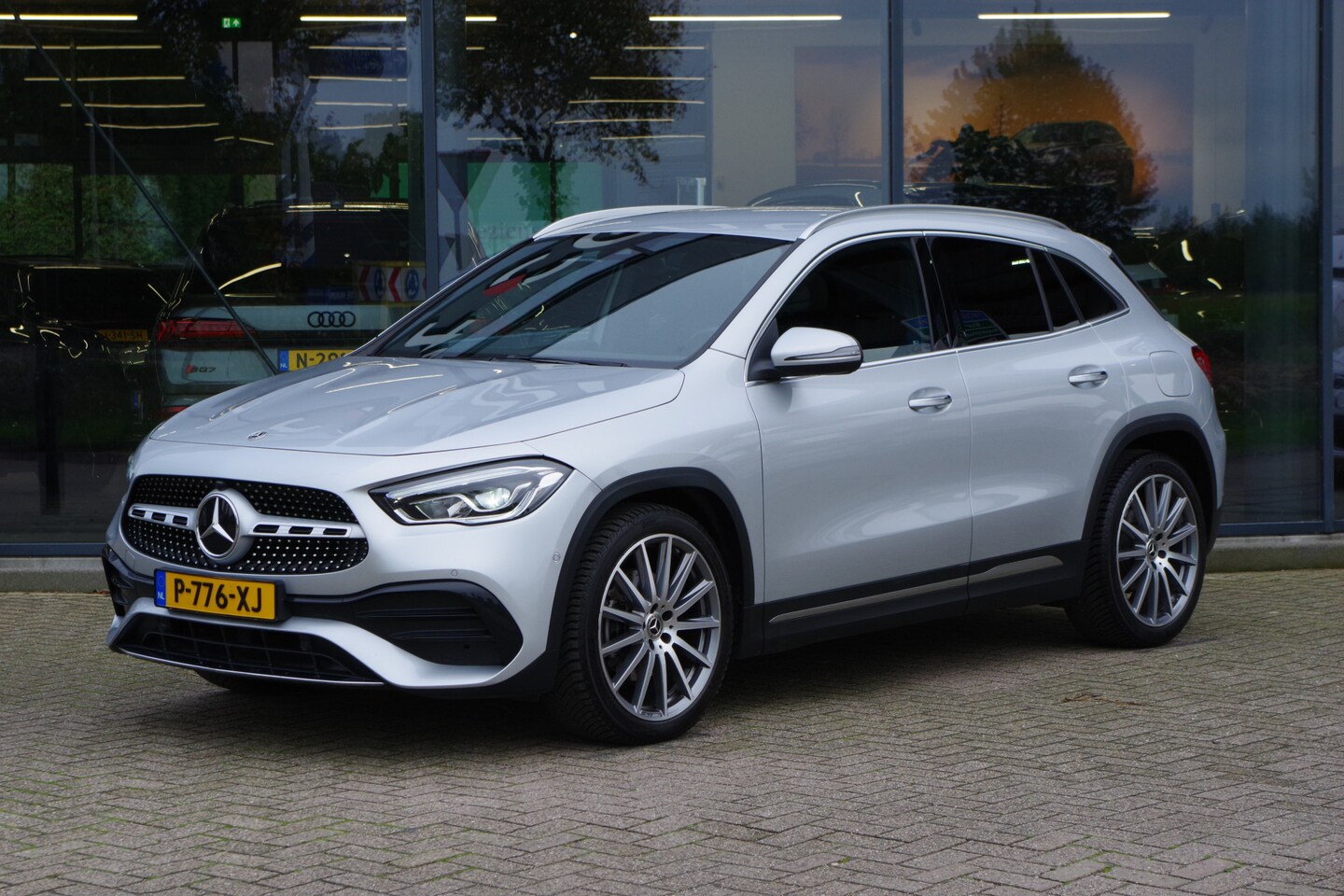 Mercedes-Benz GLA-Klasse - 180 AMG Line Automaat, Trekhaak, Groot-Navigatie, Camera, Sfeerverlichting, Carplay - AutoWereld.nl