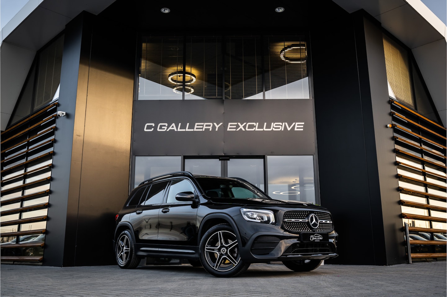 Mercedes-Benz GLB - 200 4MATIC AMG - Panorama | Elek. trekhaak | Carbon | Sfeerverlichting - AutoWereld.nl