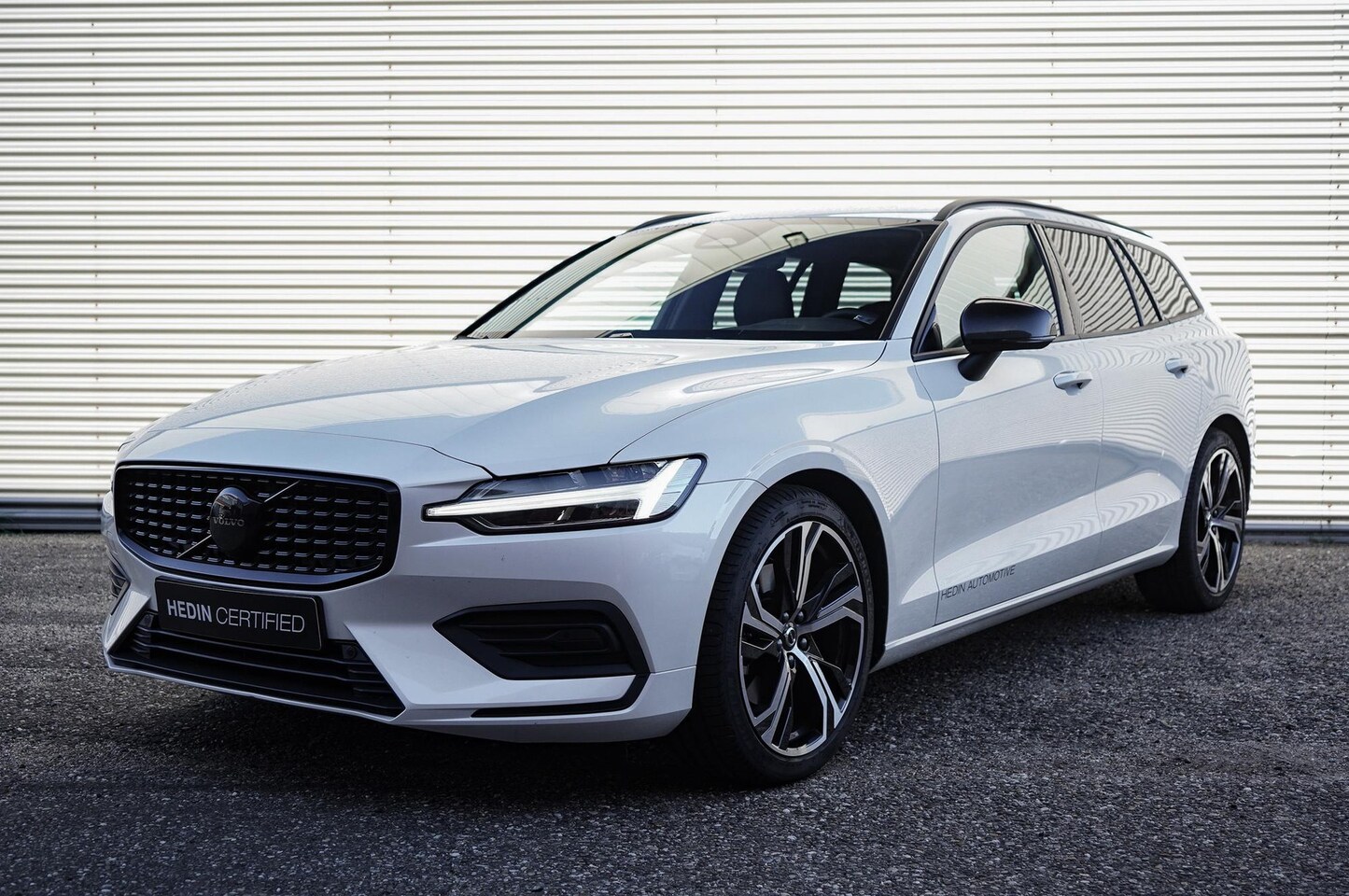 Volvo V60 - B3 Essential Edition | 19 inch | Stoelverwarming | Stuurwielverwarming | Donkerglas | Park - AutoWereld.nl