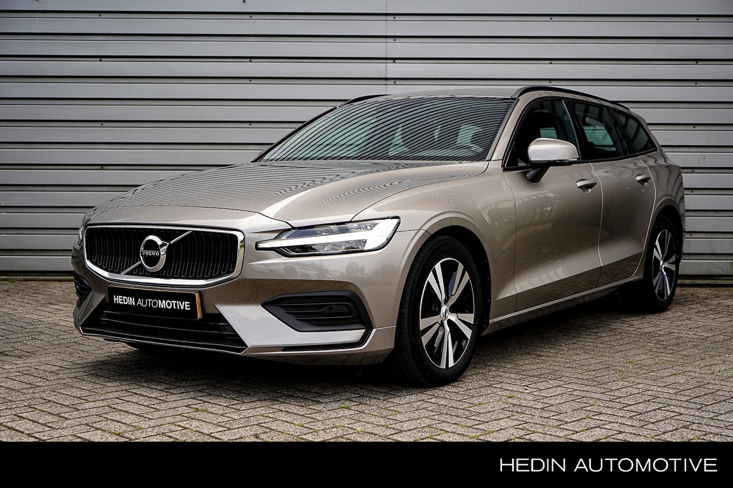 Volvo V60 - 2.0 B3 Momentum Advantage | Stoel en stuurverwarming | 18" Lichtmetalen velgen - AutoWereld.nl