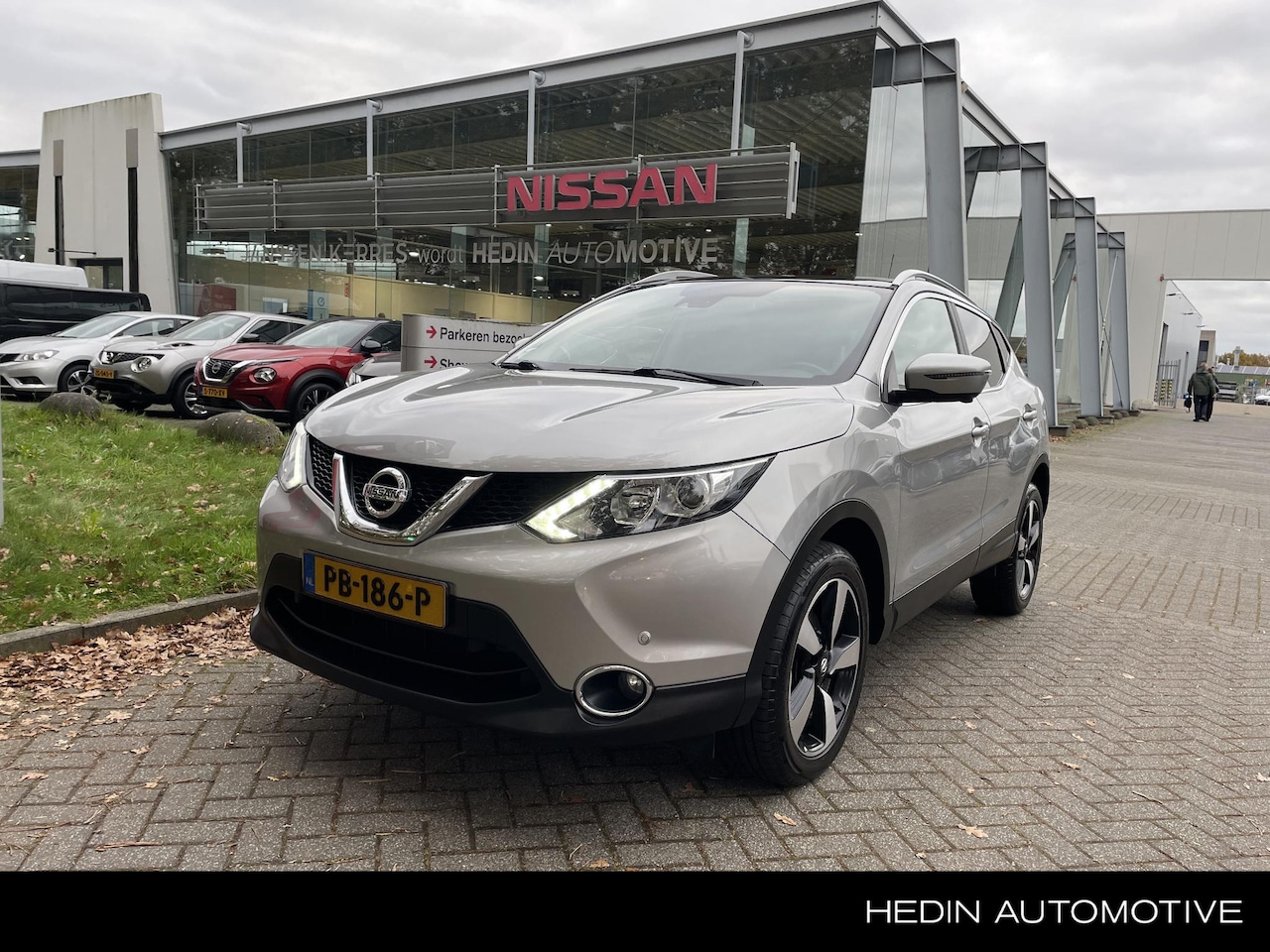 Nissan Qashqai - 1.2 DIG-T N-Connecta Nav., Cruise, Climate, 4 Camera's rondom, Design Pack, Panoramadak - AutoWereld.nl