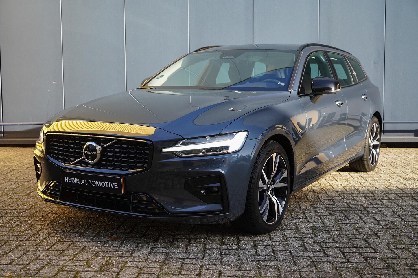 Volvo V60 - 2.0 B3 Plus Dark | Trekhaak | Panoramadak | Harman/Kardon audio | 360 camera - AutoWereld.nl