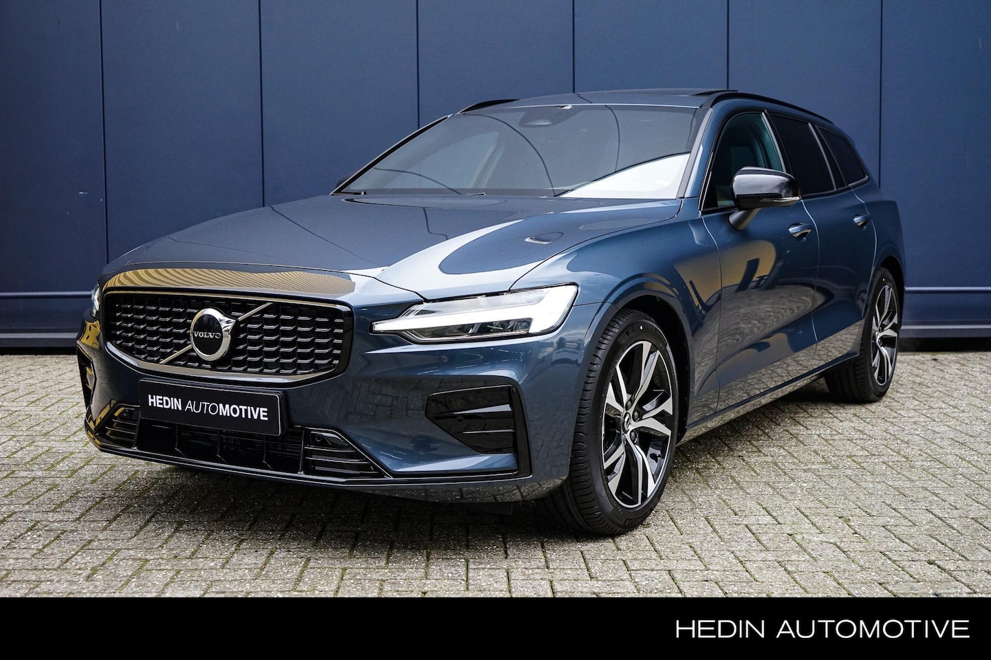 Volvo V60 - 2.0 B4 Plus Dark | Panoramadak | Audio by Harman/kardon | Pilot assist | Dode hoek detecti - AutoWereld.nl