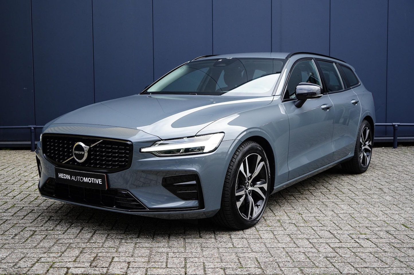 Volvo V60 - 2.0 B4 Plus Dark | ACTIE PRIJS | Trekhaak | Lederen bekleding | Park Assist | Stoel- stuur - AutoWereld.nl