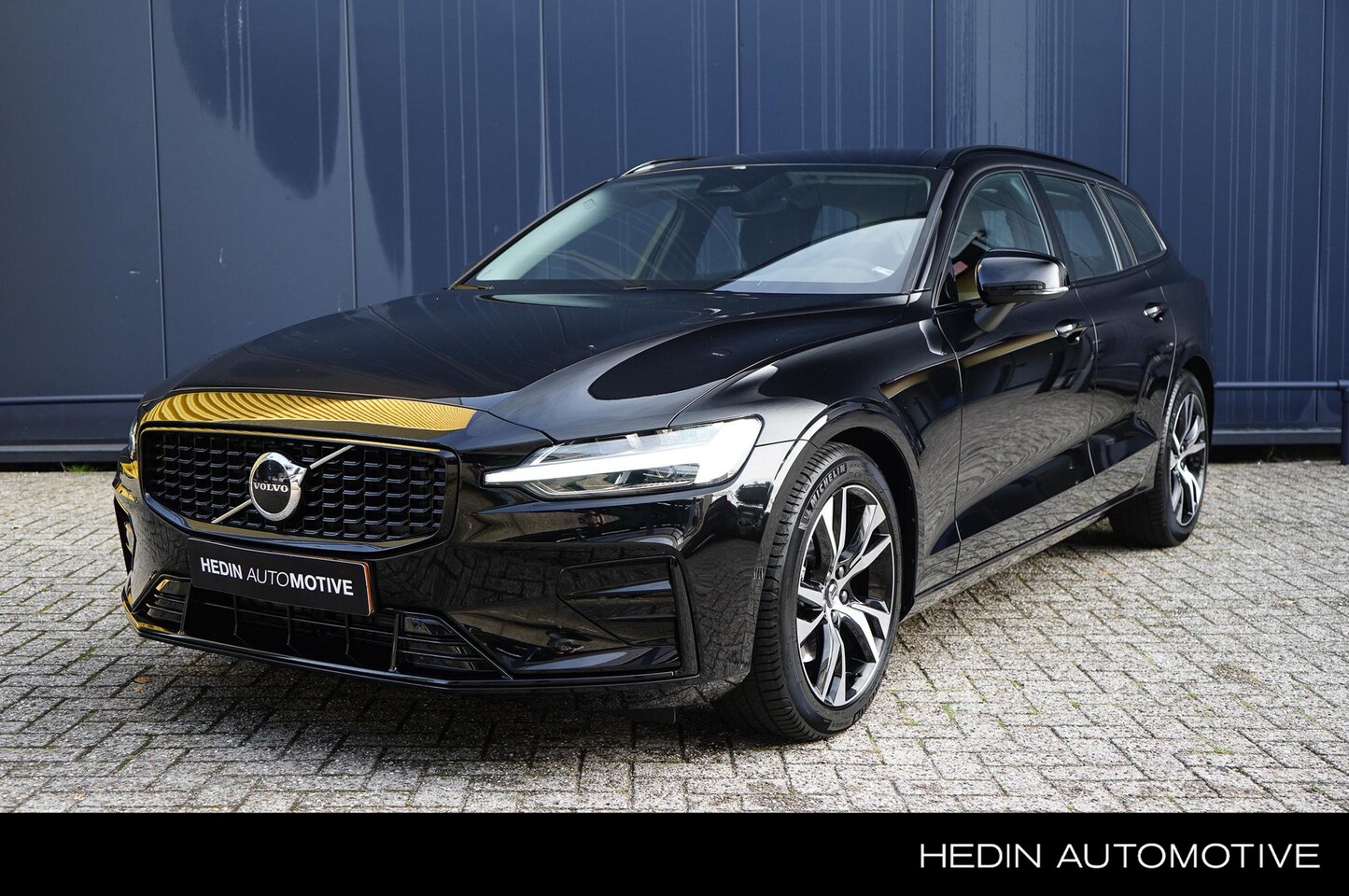 Volvo V60 - 2.0 B4 Plus Dark | ACTIE PRIJS | Trekhaak | Pilot assist | Park assist | Leder | Stuur- st - AutoWereld.nl