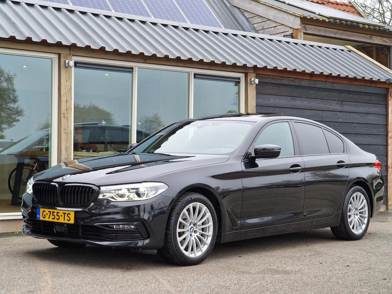 BMW 5-serie - 520i High Executive 520i High Executive (Schuifdak / Leder / Sportstoelen / Adaptieve cruise / Led / Parkeerse - AutoWereld.nl