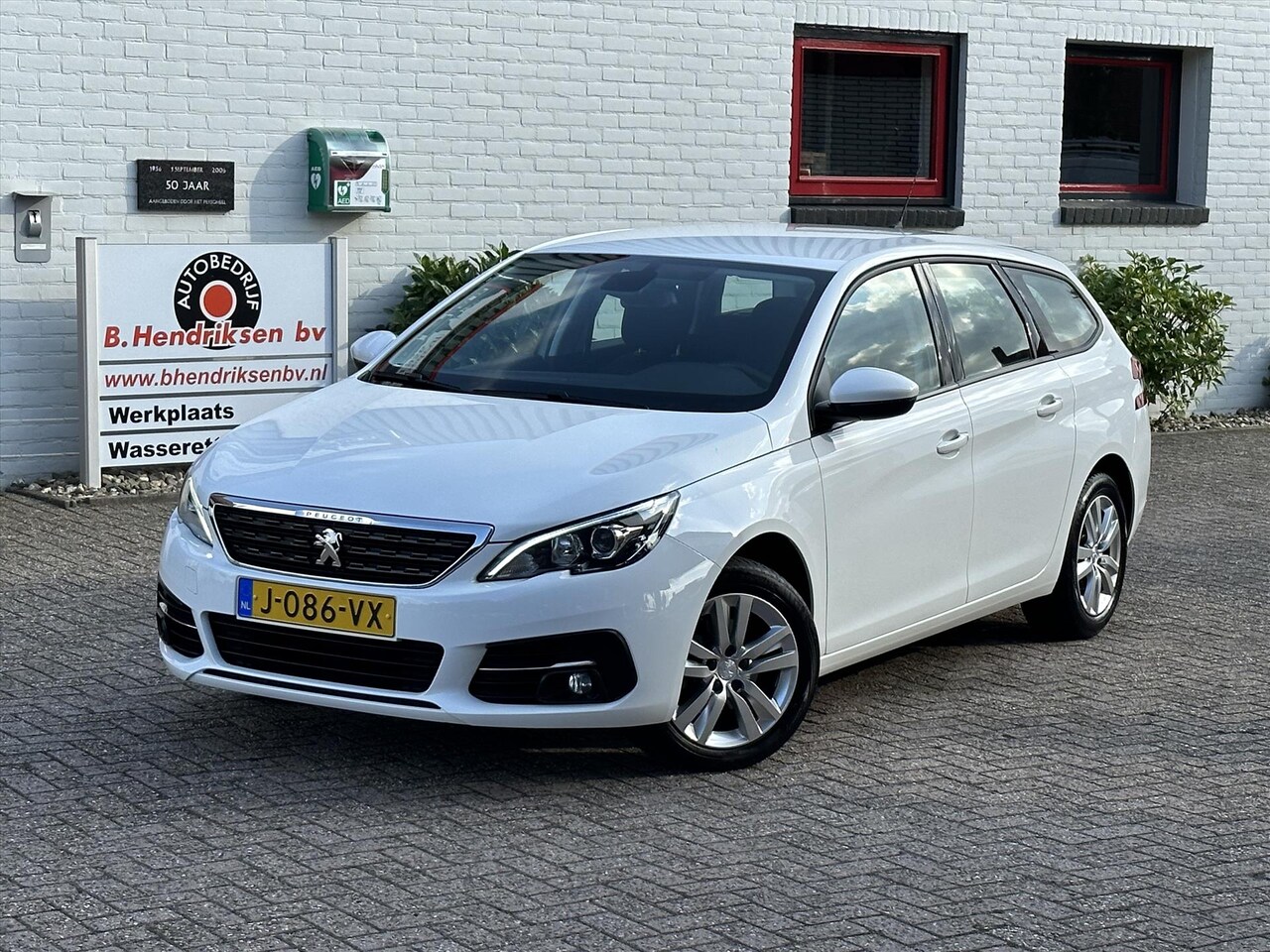 Peugeot 308 - 1.2 PureTech 110pk Active Pack/ Navigatie/ Apple Carplay/ All season banden/ Cruise contro - AutoWereld.nl