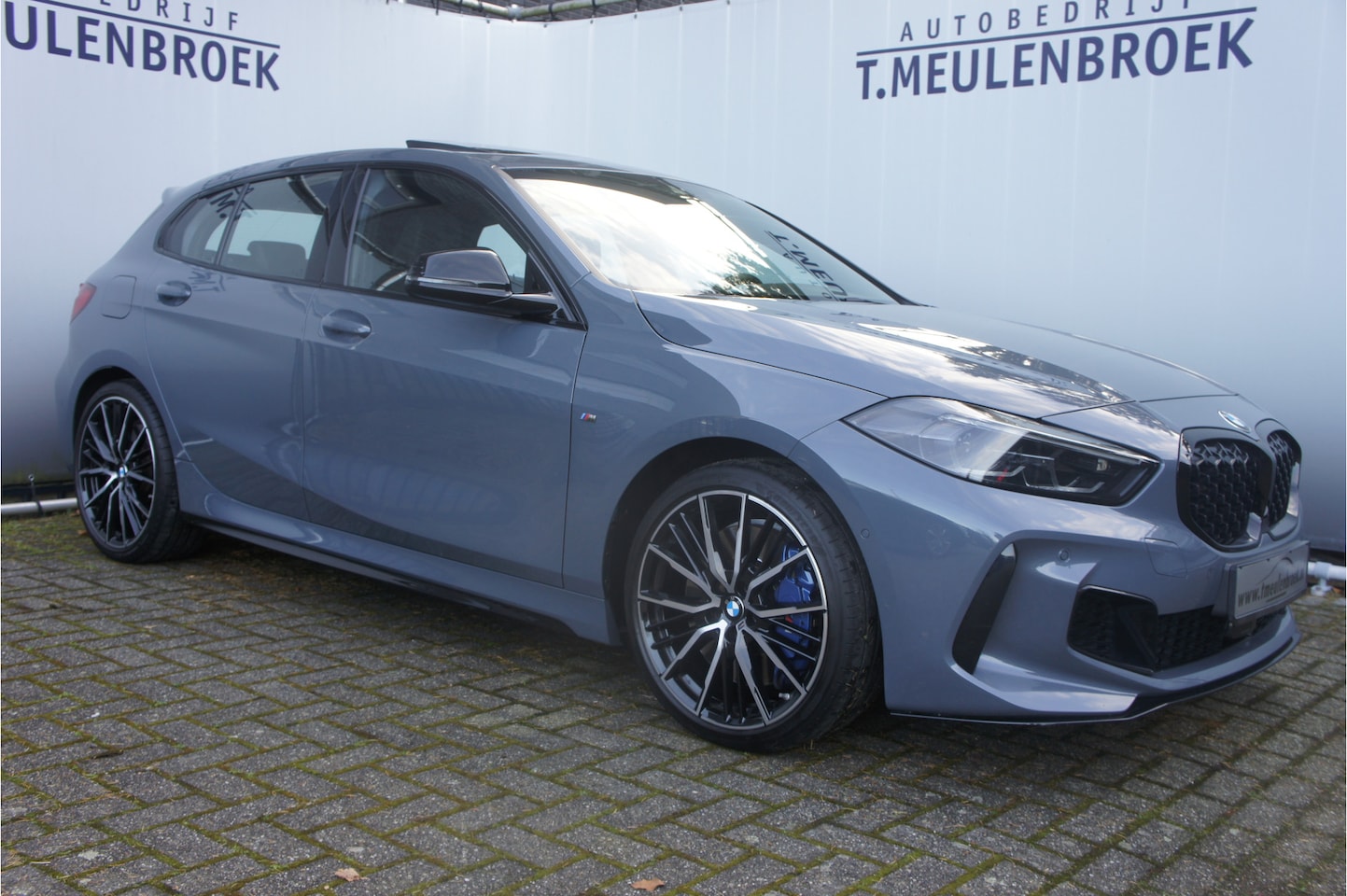 BMW 1-serie - M135i xDrive Panoramadak, Parkeerhulp - AutoWereld.nl