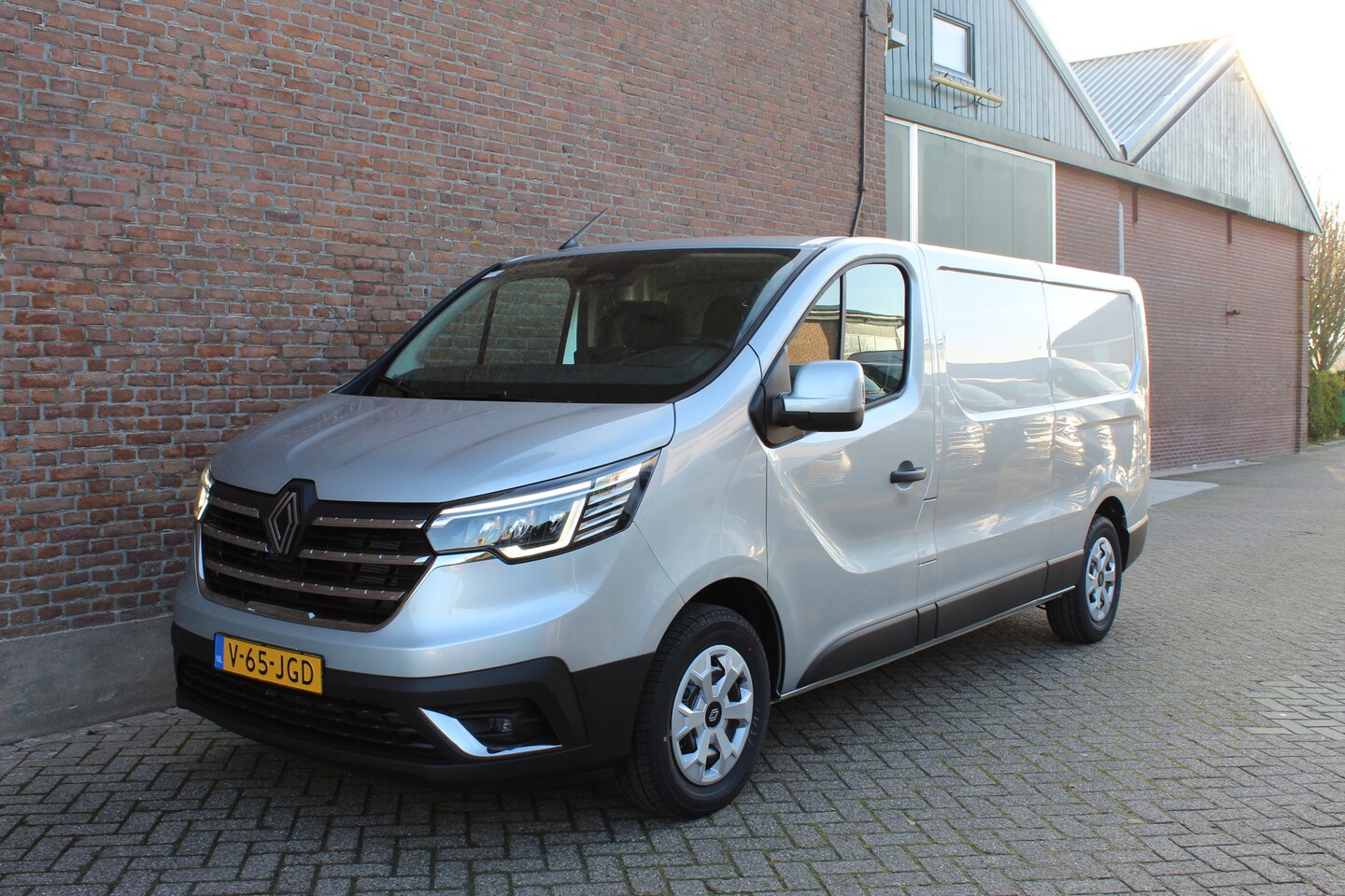 Renault Trafic - 2.0 Blue dCi 130 T30 L2H1 Advance - Alarm / Trekhaak / EASY LINK Navi / Houten laadvloer - AutoWereld.nl