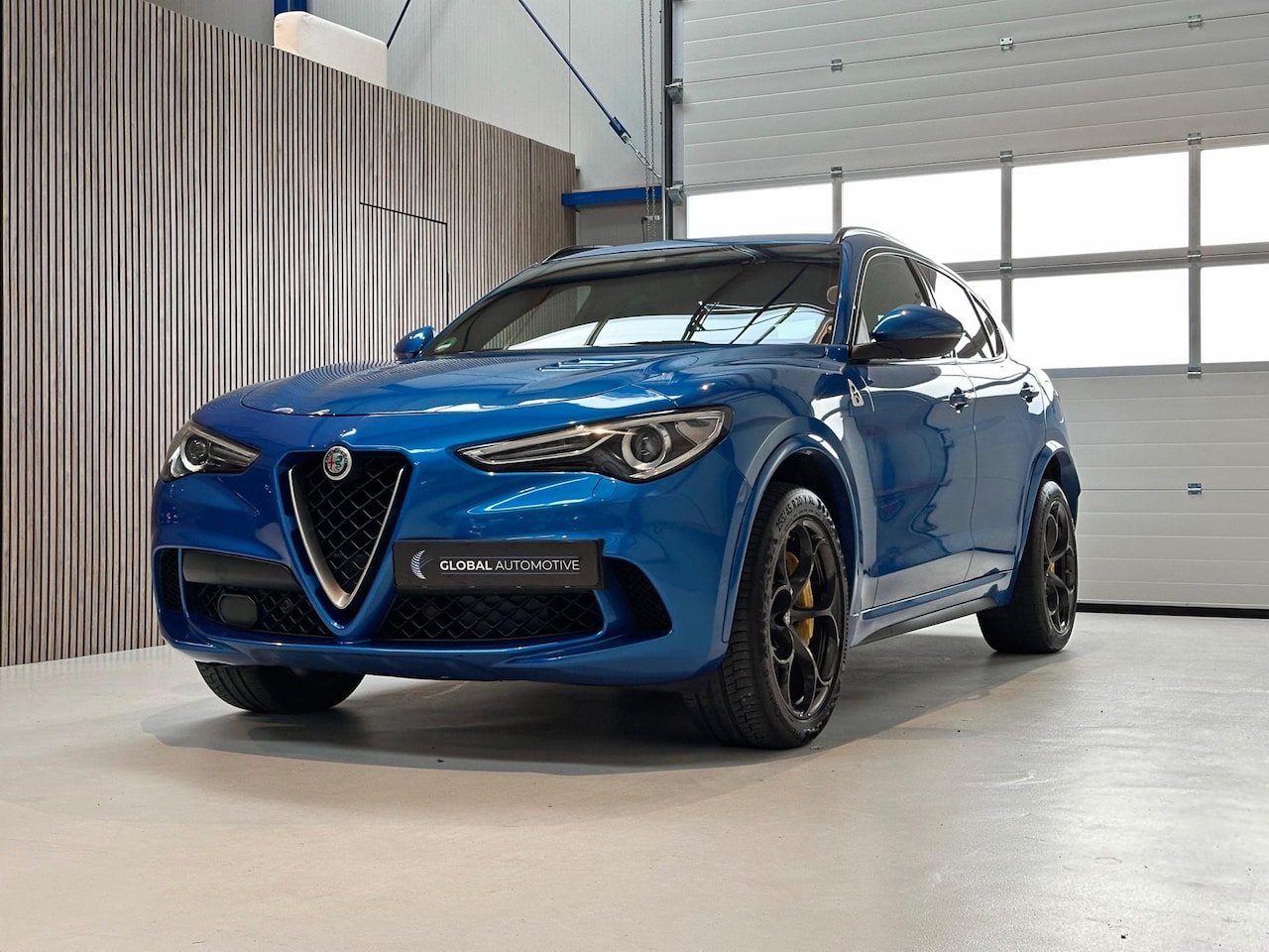 Alfa Romeo Stelvio - 2.9 V6 AWD Quadrifoglio - 510 PK QV - MISANO BLUE - STUURVERWARMING - AutoWereld.nl