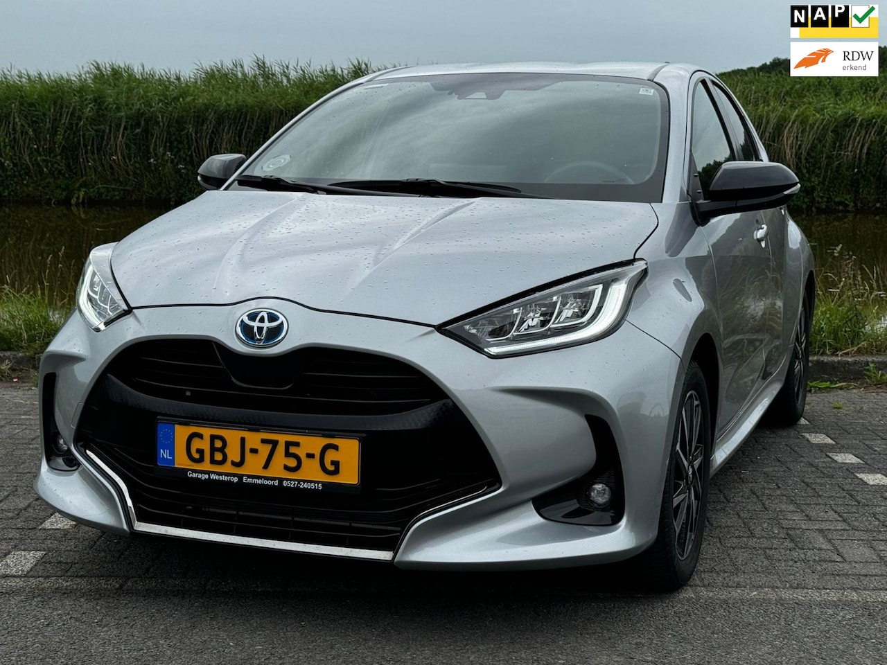 Toyota Yaris - 1.5 Hybrid Executive stuur en stoelverwarm. half leer HUD vol - AutoWereld.nl