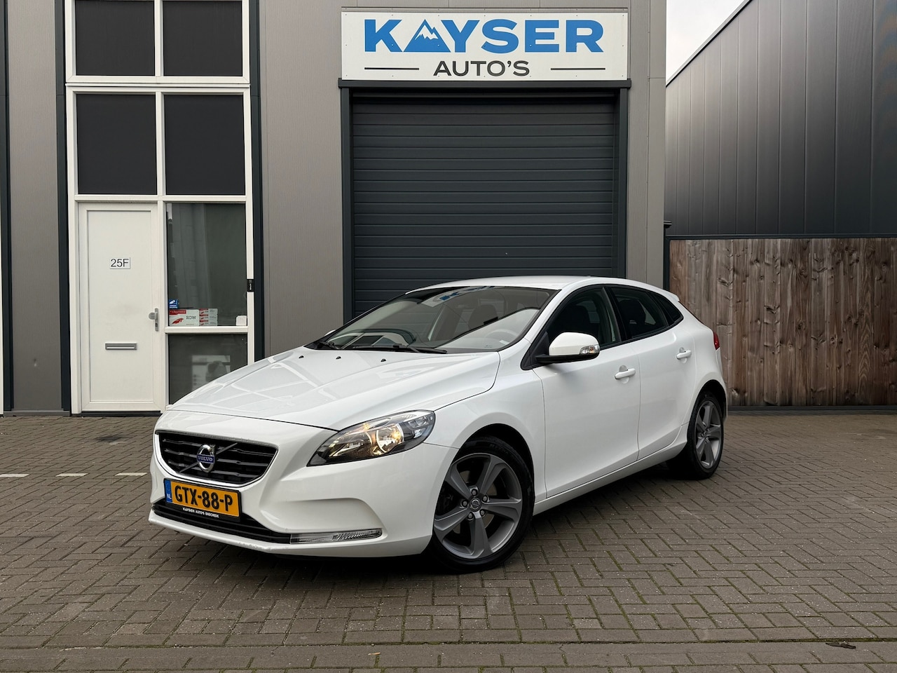 Volvo V40 - 1.6 T2 Stoelverw Airco PDC 1e Eigenaar DE - AutoWereld.nl