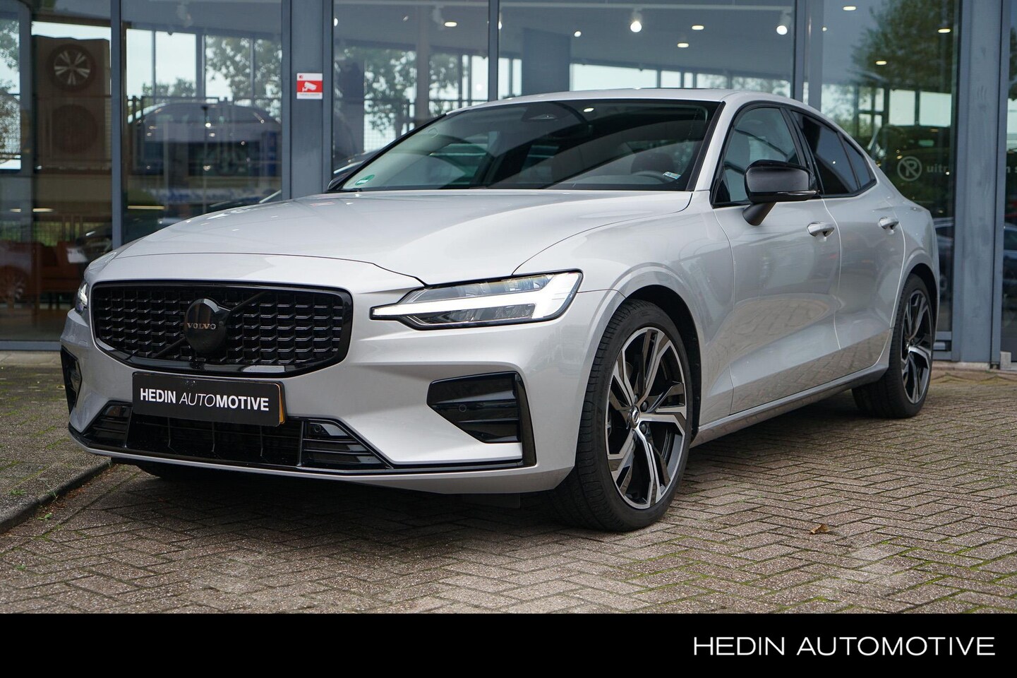 Volvo S60 - 2.0 B3 Plus Dark | Harman Kardon | Panorama Dak | 19"LM Velgen | Dark Edition | Stoel & St - AutoWereld.nl