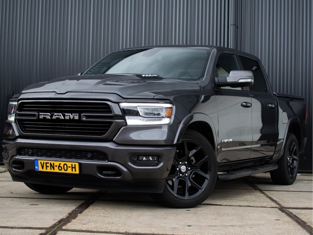 Dodge Ram 1500 - 5.7 V8 4x4 Crew Cab Laramie Limited | APK Okt 2025 | Luchtgeveerd | LPG | Pano | Harman Ka - AutoWereld.nl