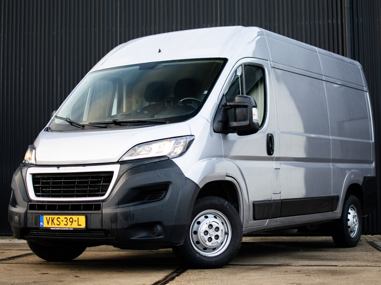 Peugeot Boxer - 335 2.2 BlueHDi 140 L2H2 Premium | Trekhaak 2500kg | - AutoWereld.nl