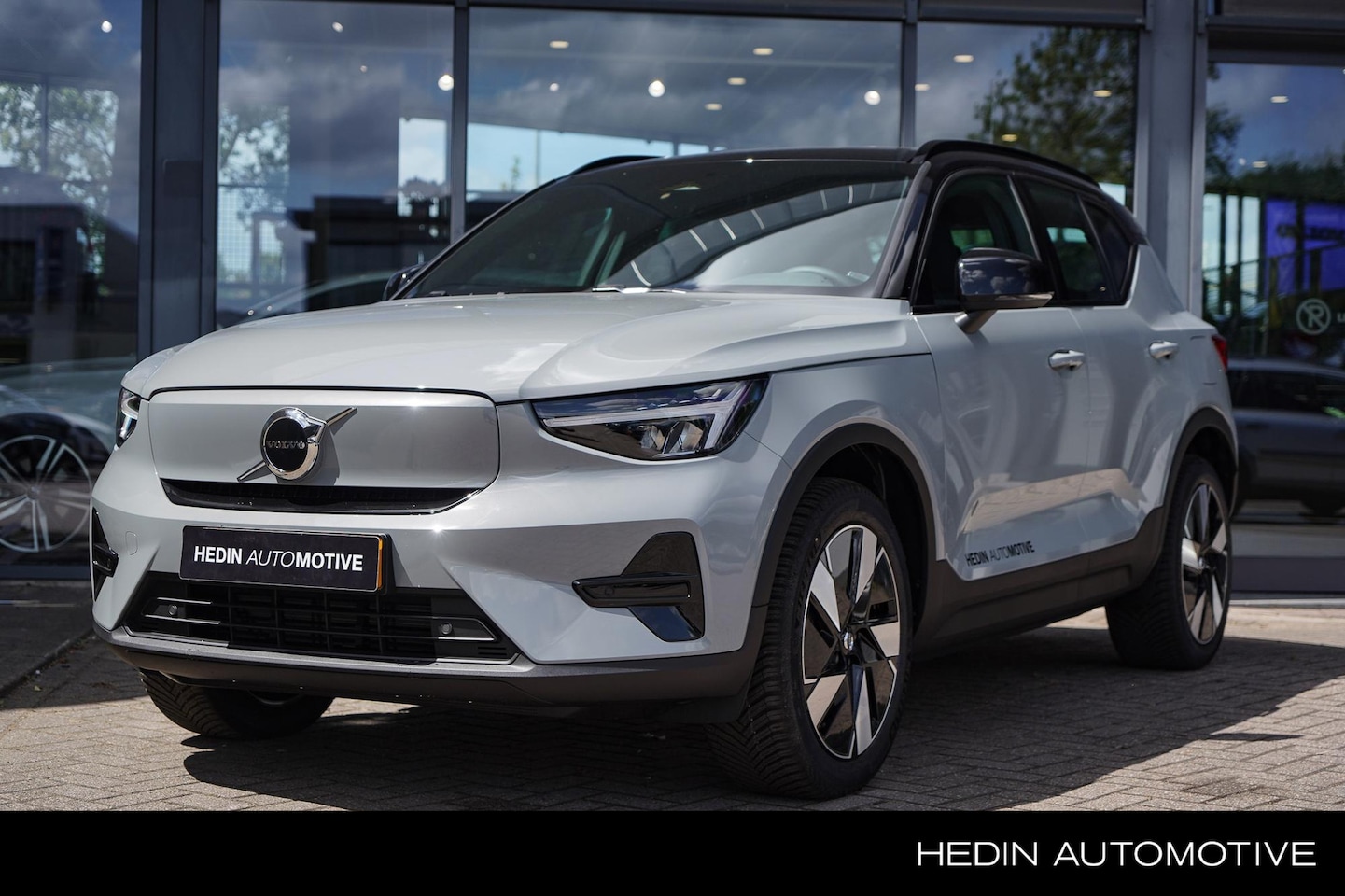 Volvo XC40 - Single Motor Plus 69 kWh Automaat | Stoelverwarming | Stuurverwarming | Adaptive Cruise Co - AutoWereld.nl