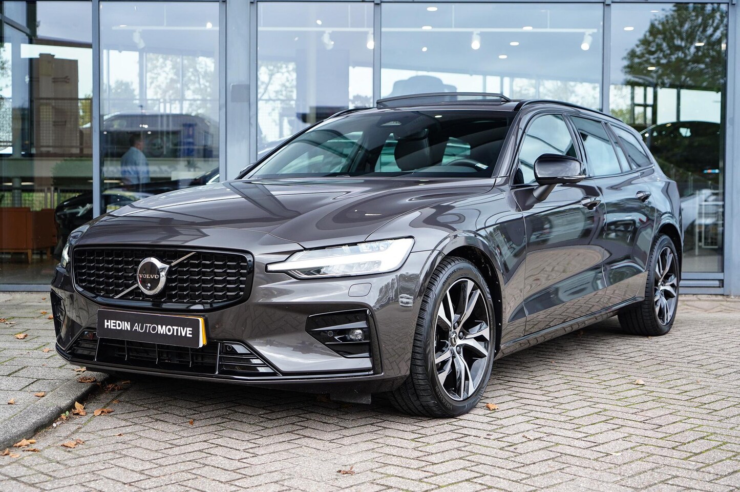 Volvo V60 - 2.0 B3 Plus Dark | Automaat | Panoramadak elektrisch | Sportstoelen Elektrisch verstelbaar - AutoWereld.nl