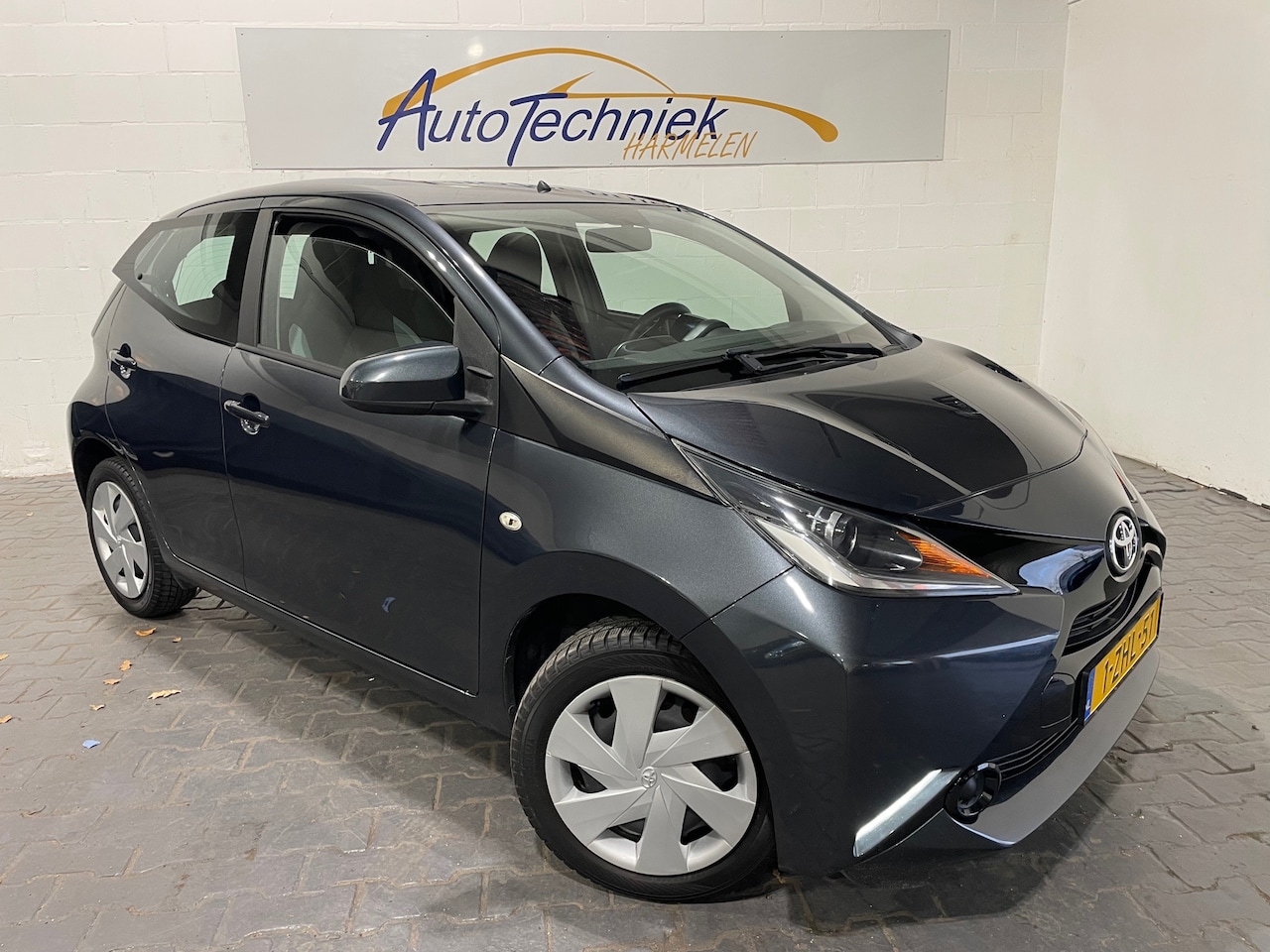 Toyota Aygo - 1.0 VVT-i X-play *Camera*Scherm*Bluetooth* - AutoWereld.nl