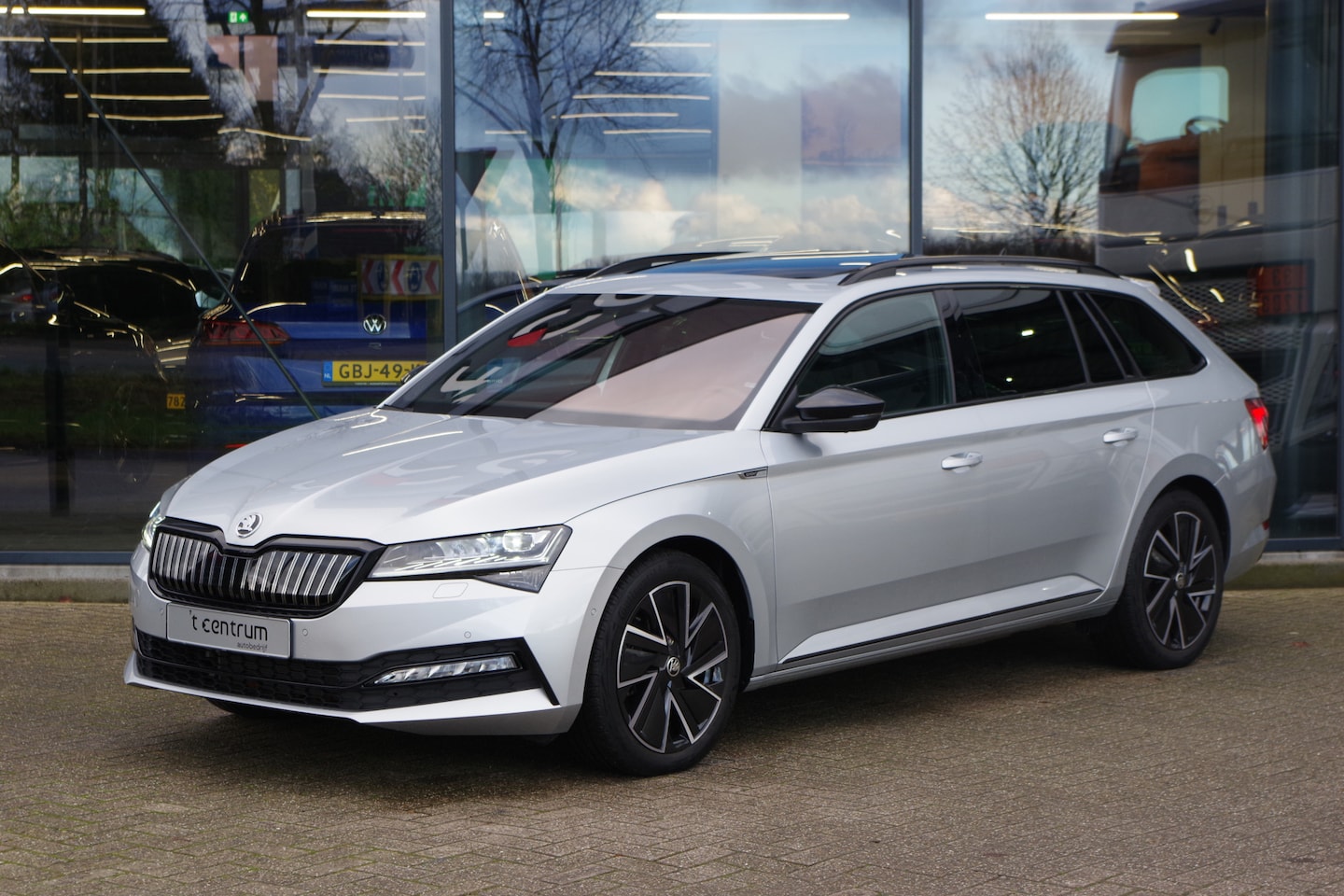 Skoda Superb - 1.4 TSI iV 218 PK Sportline BNS PHEV, Panoramadak, Elek. Trekhaak, 360 Camera, Sportstoele - AutoWereld.nl