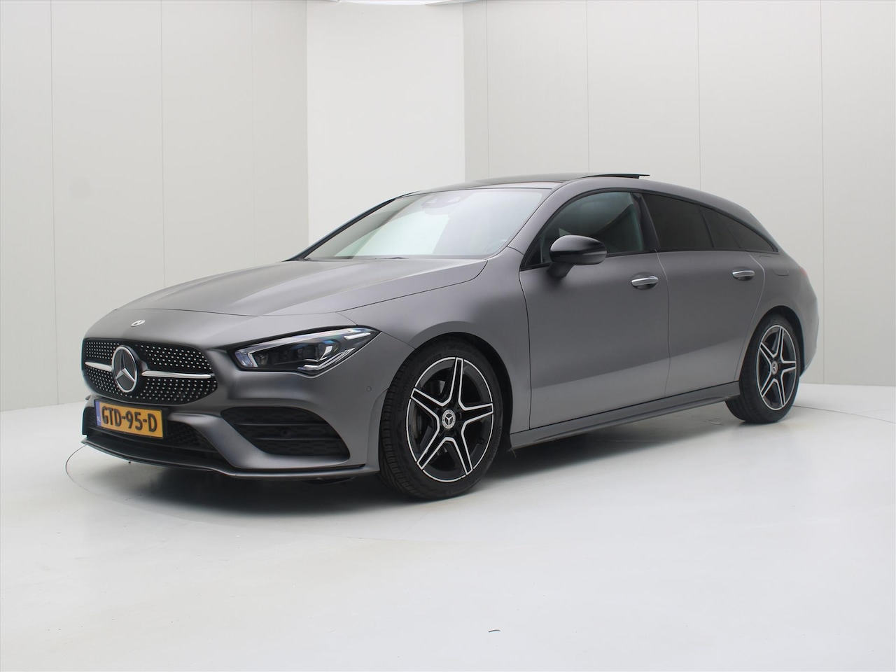 Mercedes-Benz CLA-klasse Shooting Brake - 180 136pk 7G-DCT AMG Line [ DESIGNO+SFEERVERLICHTING+PANODAK+CAMERA+LED+CRUISE+CLIMAAT+CAR - AutoWereld.nl