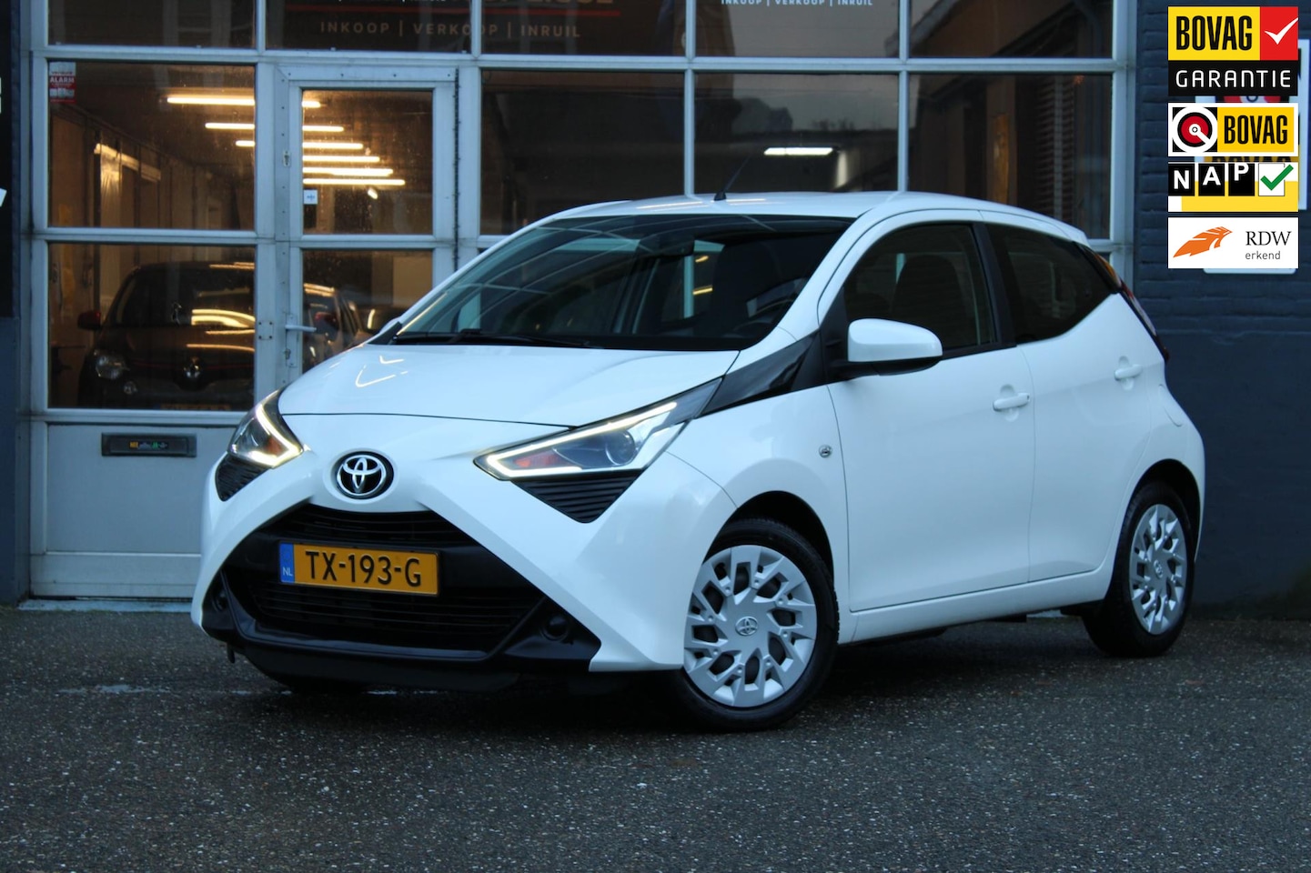 Toyota Aygo - 1.0 VVT-i x-play Airco Camera Carplay Nap - AutoWereld.nl