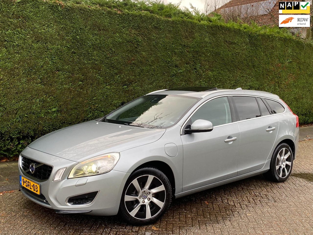 Volvo V60 - 2.4 D6 AWD Plug-In Hybrid RIJDT SUPER/CAMERA/MARGE - AutoWereld.nl