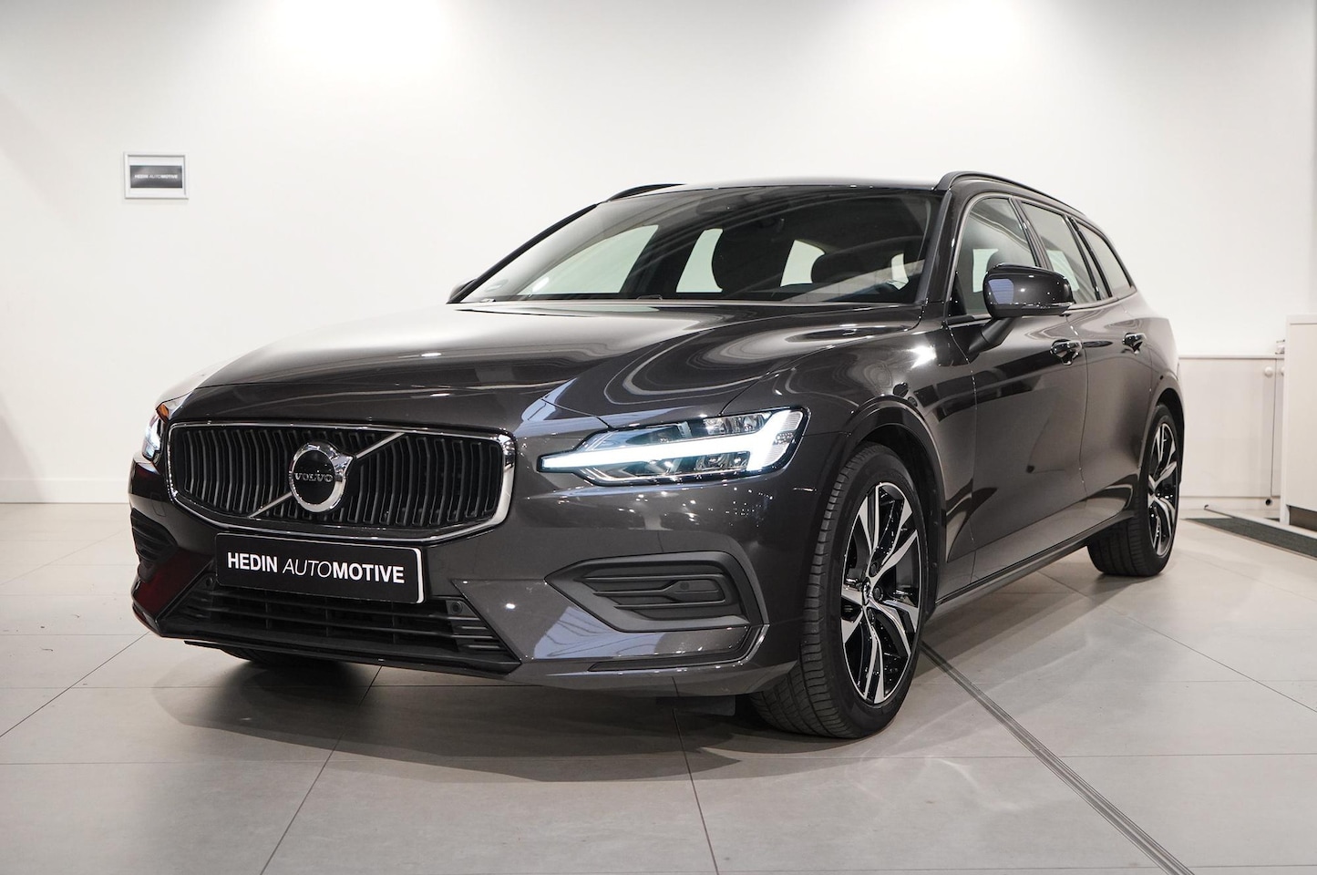 Volvo V60 - B3 Essential Edition | Adaptive Cruise | BLIS | PDC V/A | Trekhaak | Stoel/Stuurwiel verwa - AutoWereld.nl