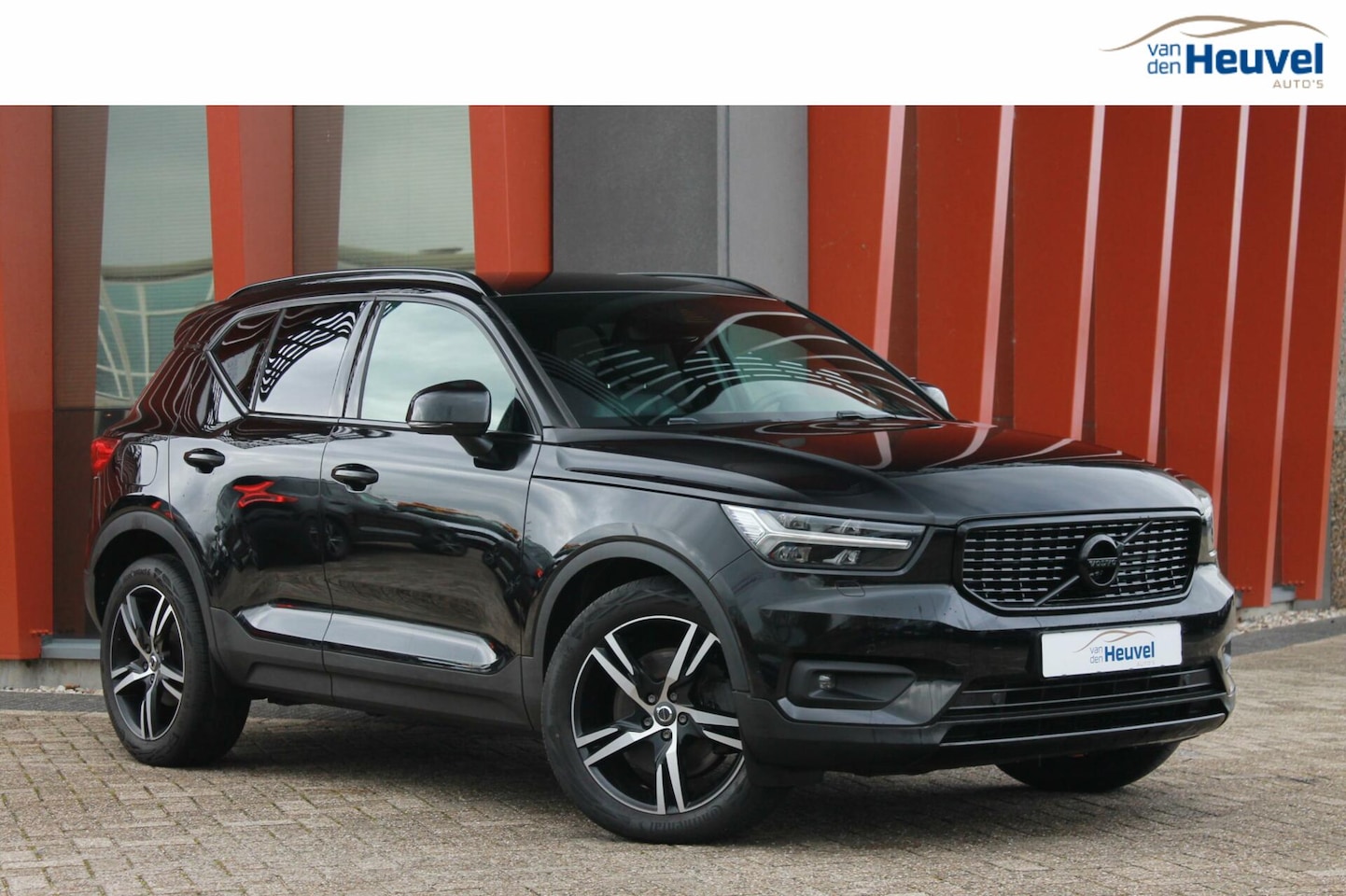 Volvo XC40 - T5 Recharge R-Design | Stoelverwarming | Parkeercamera | Keyless | Leder | Glossy Black - AutoWereld.nl