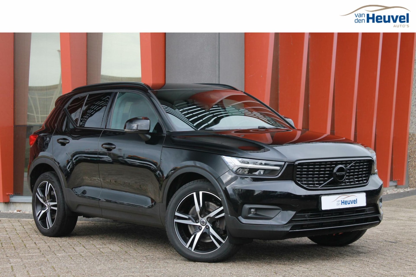 Volvo XC40 - T5 Recharge R-Design | Stoelverwarming | Trekhaak | Keyless | Glossy Black - AutoWereld.nl