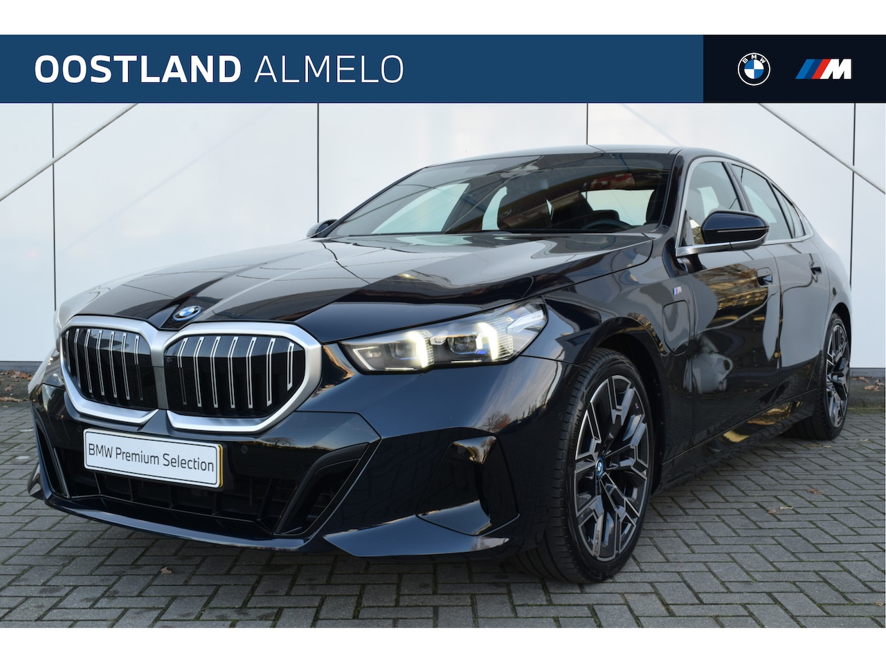 BMW 5-serie - 530e High Executive M Sport Automaat / Panoramadak / Trekhaak / Adaptieve LED / Parking As - AutoWereld.nl