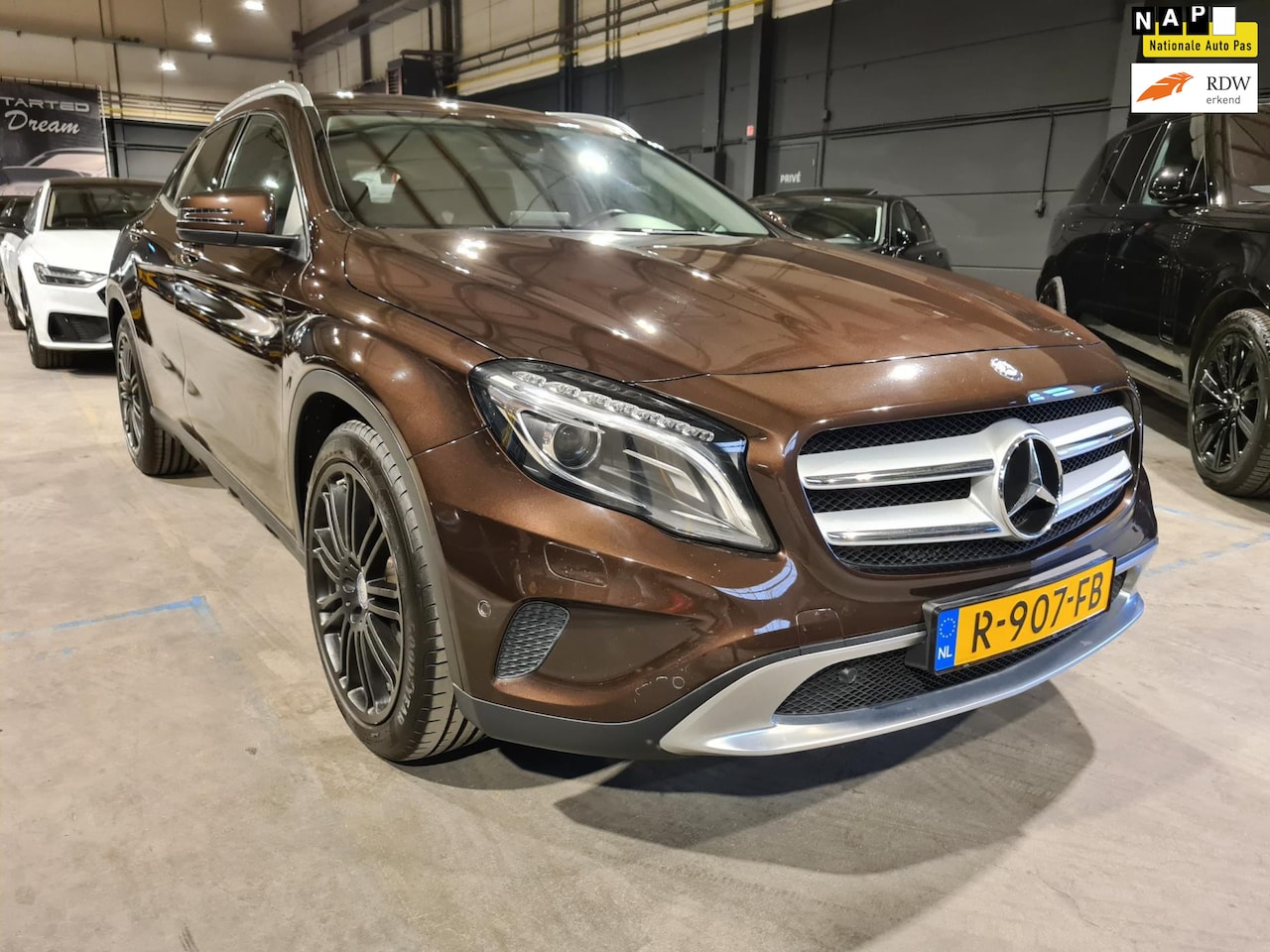 Mercedes-Benz GLA-Klasse - 180 - Xenon - Navigatie - Climate - Stoelverwarming - Trekhaak - AutoWereld.nl